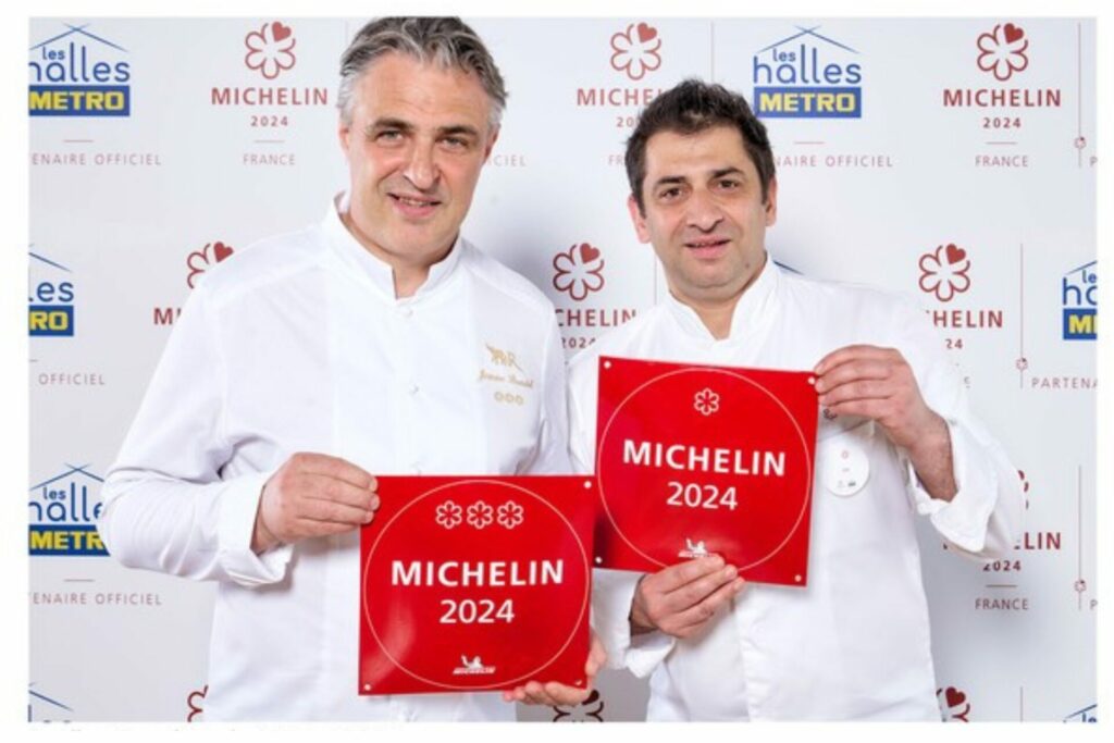 Les Chefs Jérôme Banctel et Stéphane Pitré lors de la remise des plaques Michelin le 13 mai 2024.