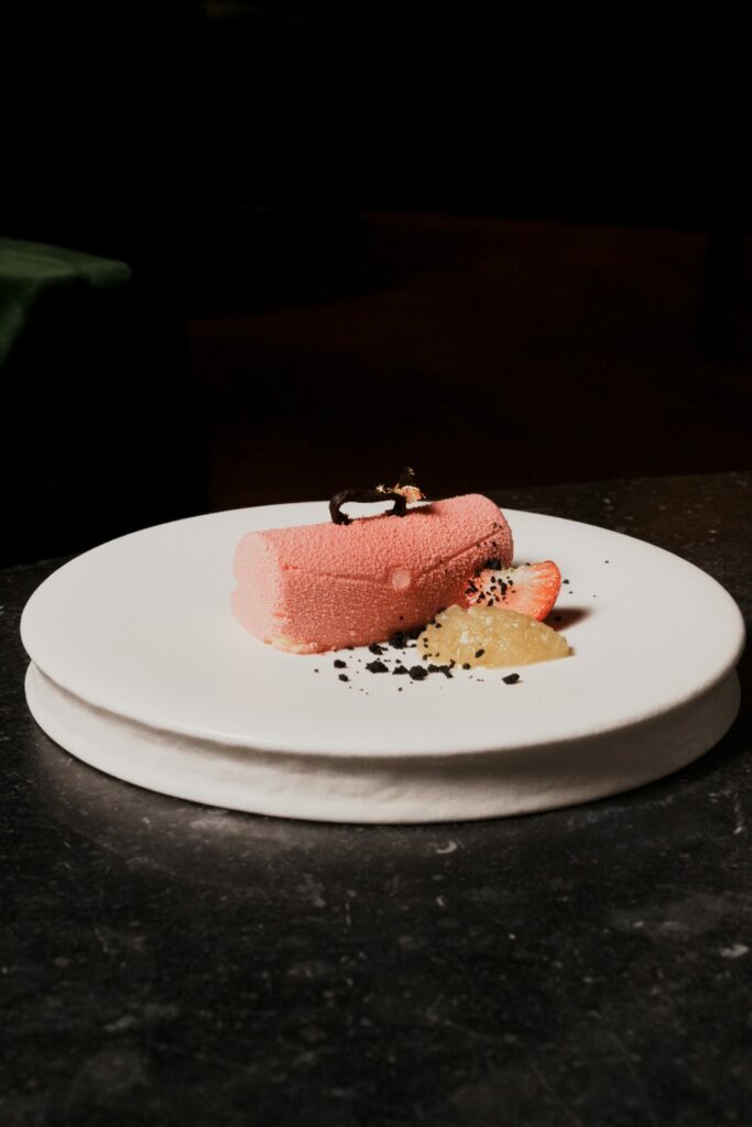 LE SAC SCHIAPARELLI – FRAISE COUTURE.
Dessert du restaurant LE SCHIAP by Stéphane Pitré